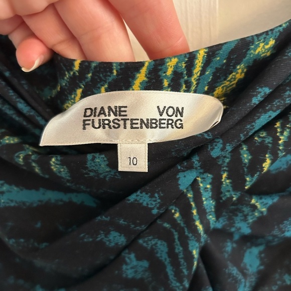 Diane Von Furstenberg Flared Trousers With Unique Textured Pattern And Fit - Picture 8 of 10